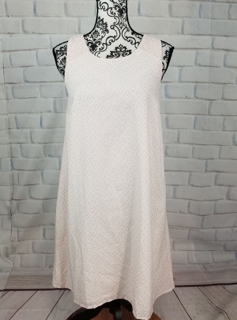 Loft size s sleeveless lined geo print dress